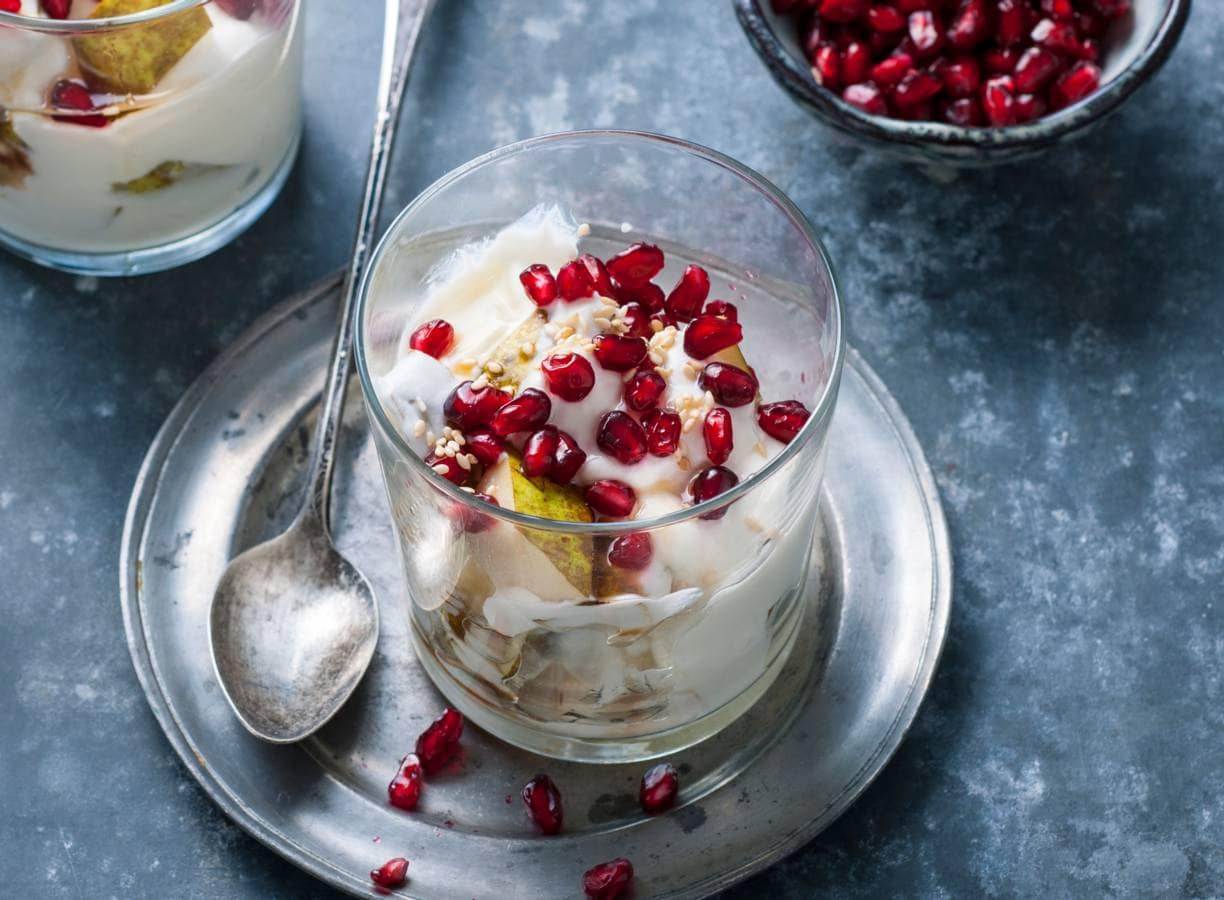 Yoghurt met peer en granaatappelpitjes