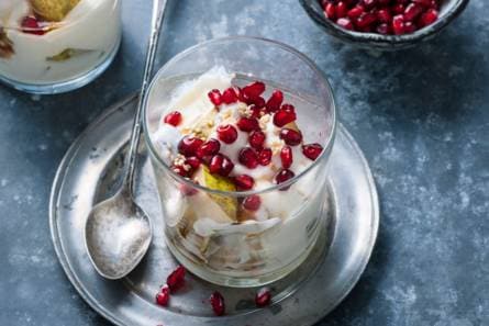 Yoghurt met peer en granaatappelpitjes