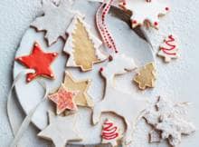 Dubbel leuk: decoreer de koekjes samen met je kinderen en hang daarna de mooiste koekjes met gekleurde linten in de kerstboom.