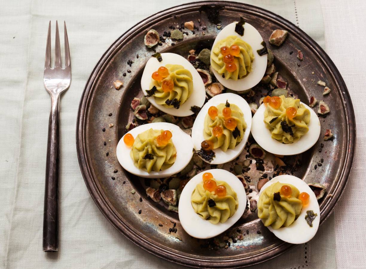 Gevulde eitjes met avocado en wasabicrunch