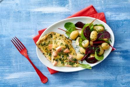 Zalmfrittata met bieten-aardappelsalade