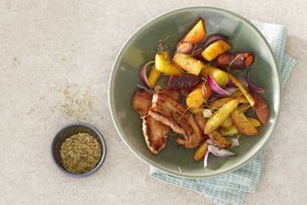 Regenboogwortels met aardappel en speklapjes uit de oven