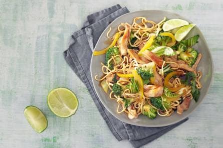 Frisse roerbak van scharrelkip, broccoli, paksoi en noedels