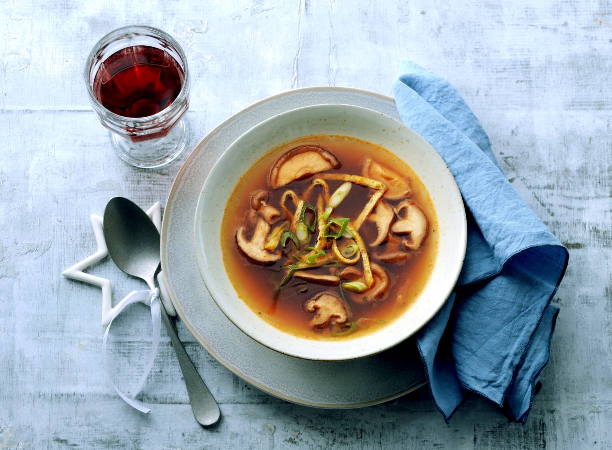 Paddenstoelenbouillon met shiitakes en omeletreepjes
