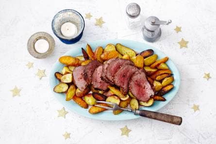 Hertenfilet met kruidenrub en geroosterde aardappel en wortel