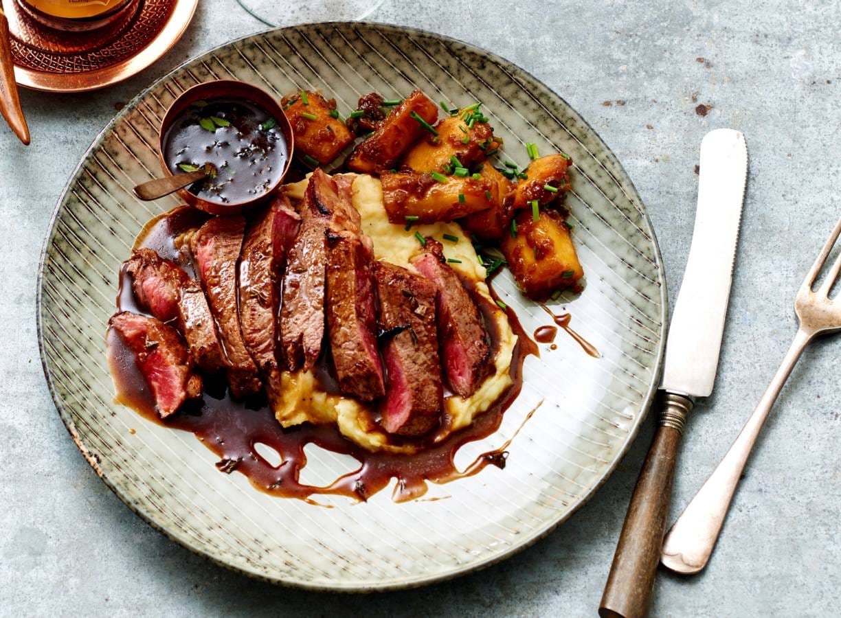 Entrecote met bierjus, aardappelpuree en gekaramelliseerde pastinaak