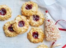 De kuiltjes in de koek (ja, die maak je echt met je duim!) worden klassiek gevuld met jam. Zo lekker in combinatie met de amandel.
