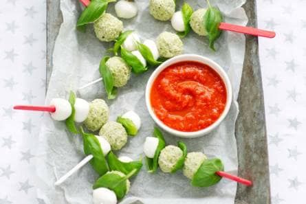 Kerst­bal­le­tjes met to­ma­ten­saus