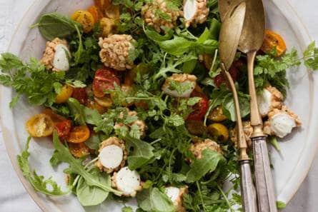 Moz­za­rel­la met kruim van pijn­boom­pit­ten en to­ma­ten­jam