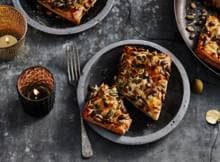 In donkere dagen is deze strudel hartverwarmend. Met dank aan de vulling van pompoen, linzen en feta en de smaak van kaneel en salie.   