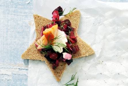 Roggecanapé met zalm en zoetzure biet