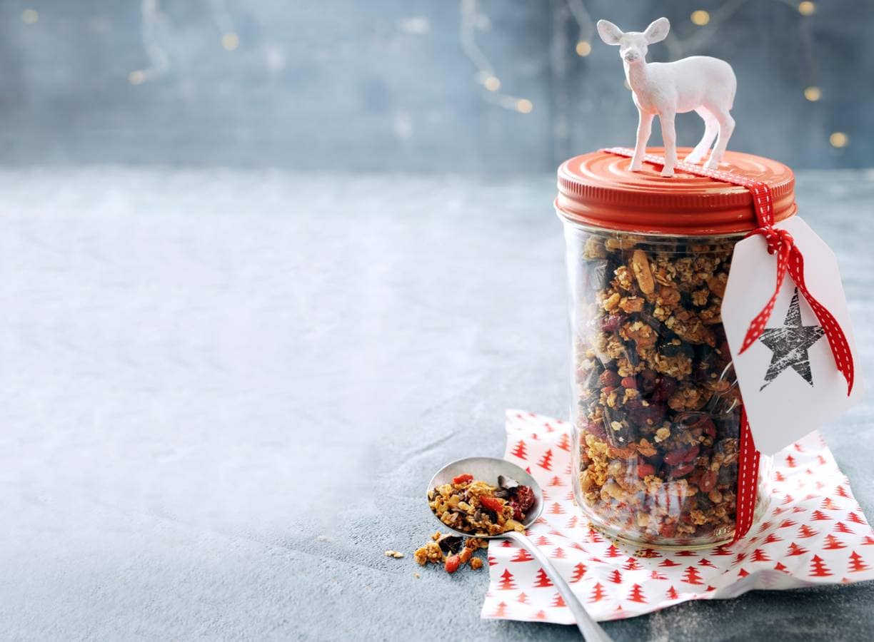 Kerstgranola met cranberry's, koffie, noten en chocolade