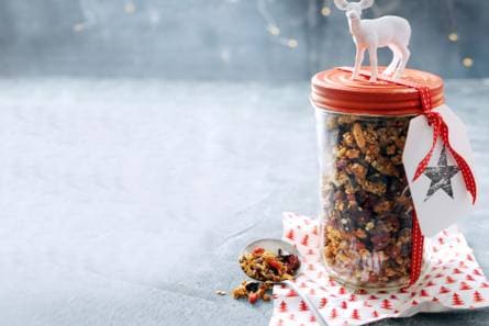 Kerstgranola met cranberry's, koffie, noten en chocolade