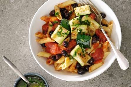 Mediterrane penne met ansjovis, courgette en gremolata