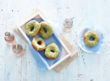 Homemade donuts met groen glazuur zonder kleurstof.