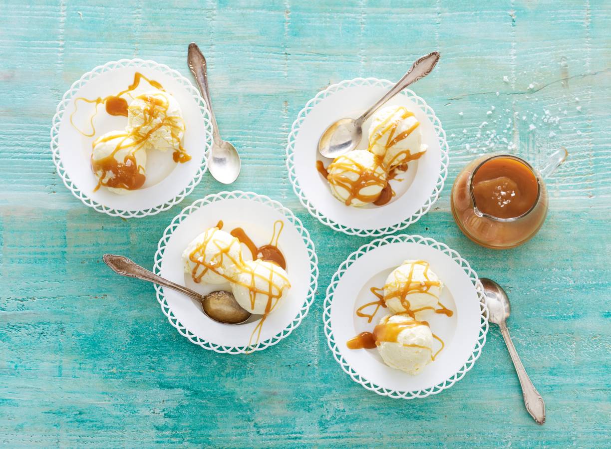 Vanille-ijs met zoute-karamelsaus