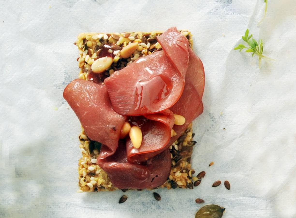 Waldkorncrackers met hertencarpaccio