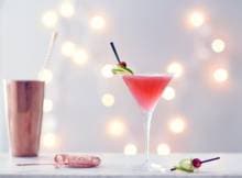 Ontdekt in de jaren '30, maar nog steeds razend populair! De cosmopolitan is een klassieke cocktail gemaakt met wodka, cranberrysap, limoenn en een triple sec.