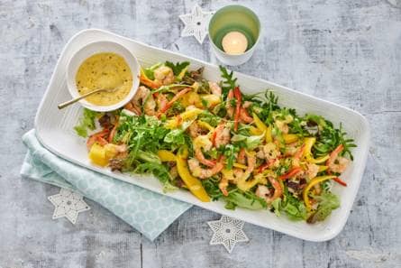 Salade met gebakken garnalen en mango-knoflooksaus