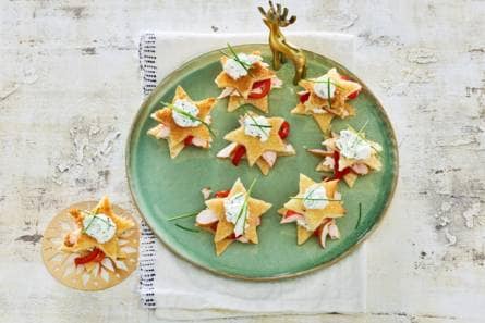 Toaststerren met bieslookroom en gerookte kip