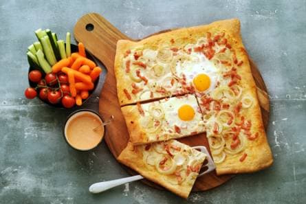 Flammkuchen met rauwkost en frisse tomatendip