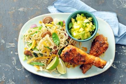 Gekruide drumsticks met mangosalsa en noedels