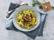 Kruidige pasta met een heerlijk gevulde portobello. Mogen we al aan tafel?