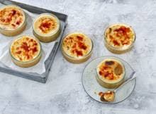 Haal je crème-brûléebrander maar tevoorschijn, want we gaan Crema Catalana maken! Oftewel: de Spaanse versie van crème brûlée. En die is misschien nog wel lekkerder.