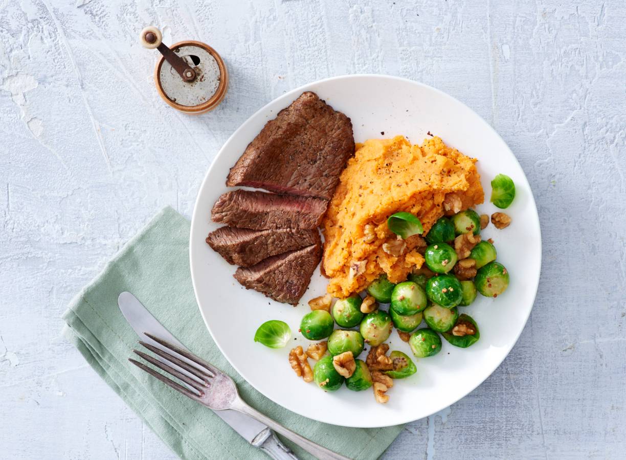 Bieflapjes met spruiten en zoete-aardappelpuree