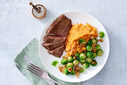 Bieflapjes met spruiten en zoete-aardappelpuree