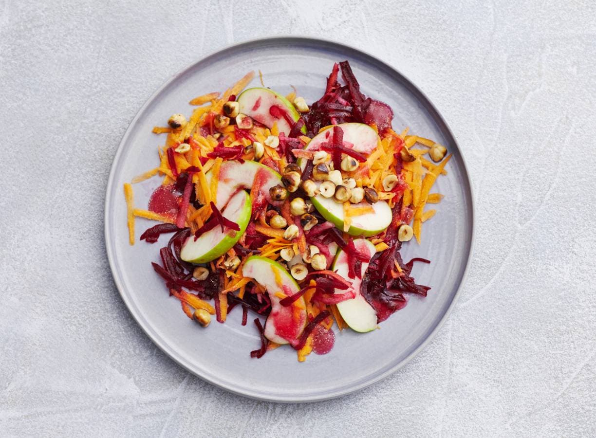 Bietensalade met wortel, appel en hazelnoten