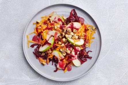 Bietensalade met wortel, appel en hazelnoten