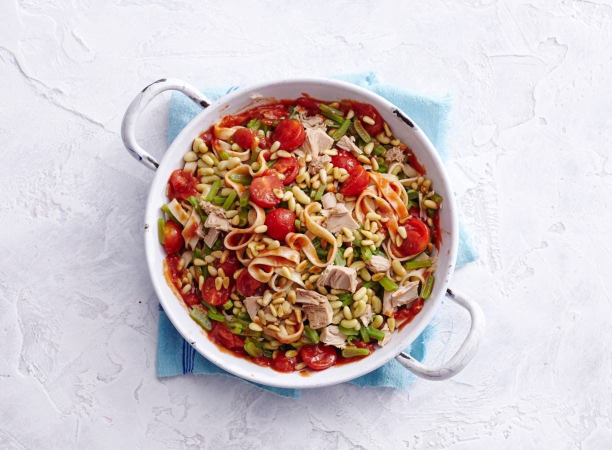 Verse tagliatelle met snijbonen, tomaat en tonijn