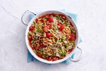 Verse tagliatelle met snijbonen, tomaat en tonijn