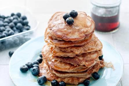 Boekweitpannenkoekjes met blauwe bessen