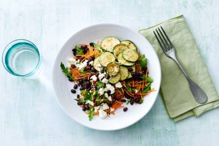 Zwarte-bonensalade met witte kaas & gebakken courgette