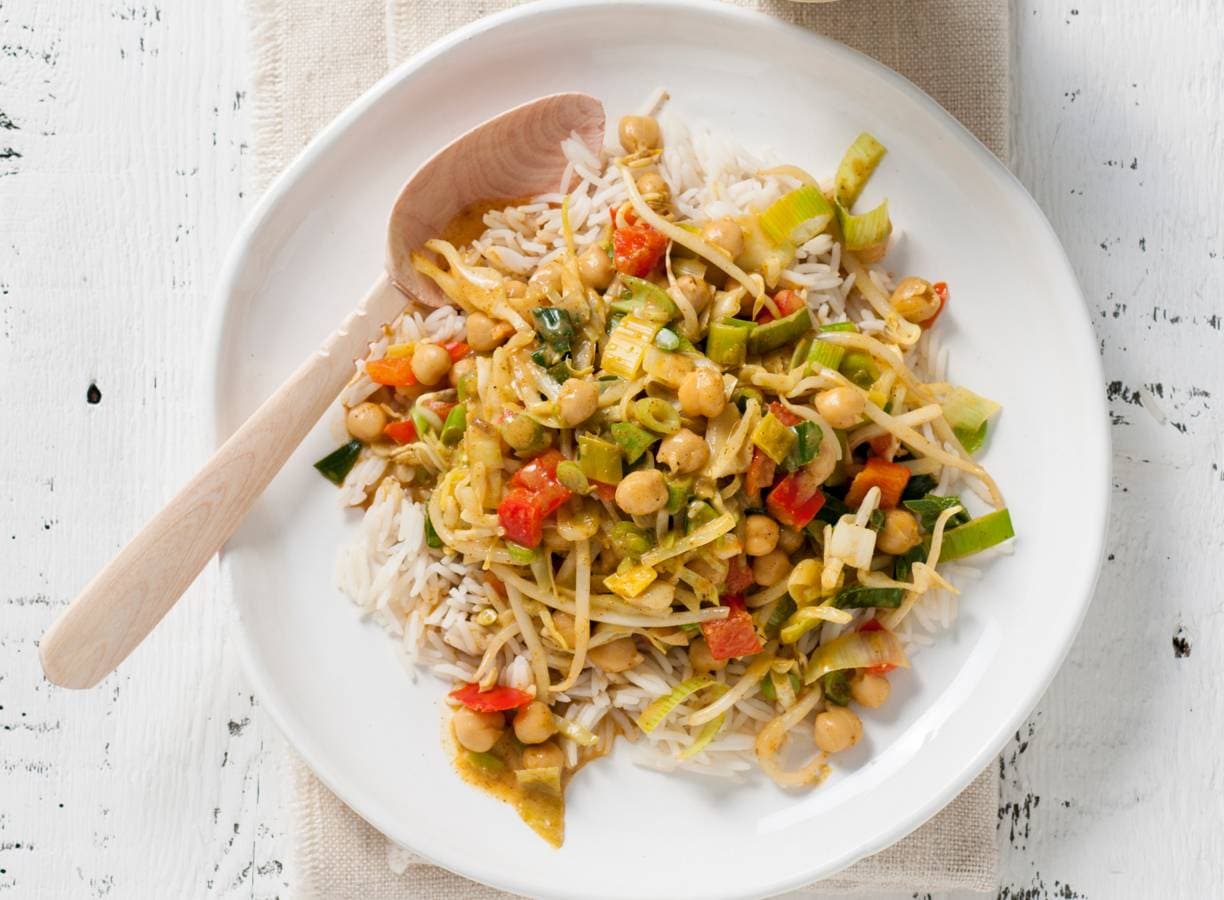 Vegan curry met kikkererwten, kokosmelk en rijst