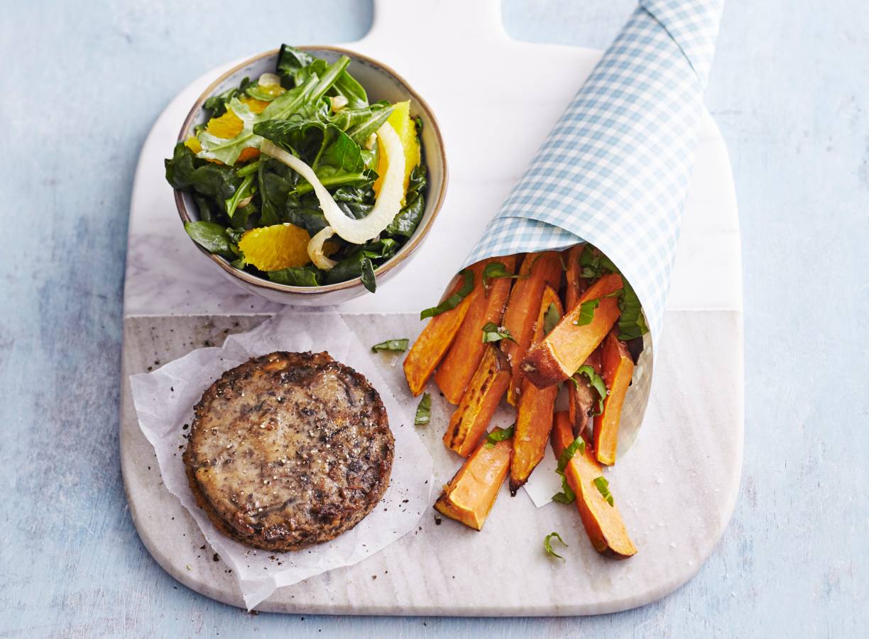 Groenteburger met spinazie en zoete-aardappelfrites