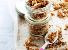 In de yoghurt, door wat partjes fruit, of gewoon zo uit de hand: deze hartige granola smaakt altijd goed! 