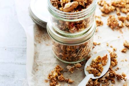 Hartige granola met spelt, walnoten en komijn