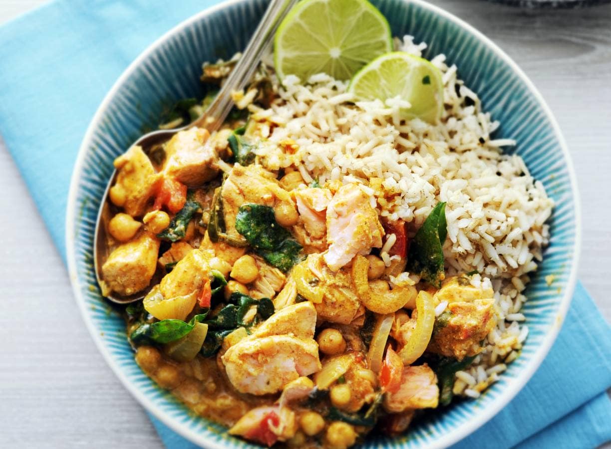 Indiase viscurry met kikkererwten en spinazie