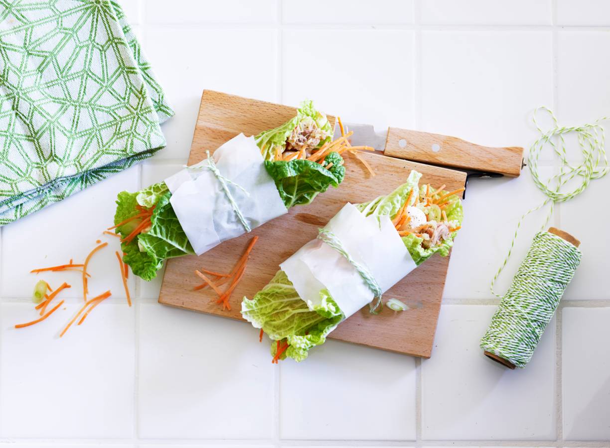 Koolwrap met tonijn, appel en wortel