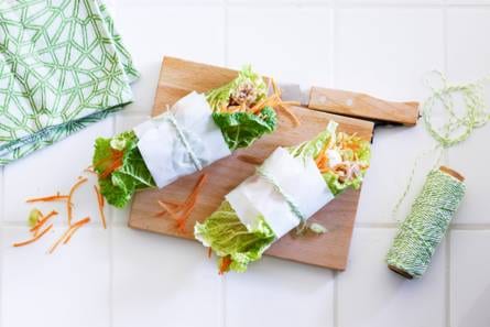 Koolwrap met tonijn, appel en wortel
