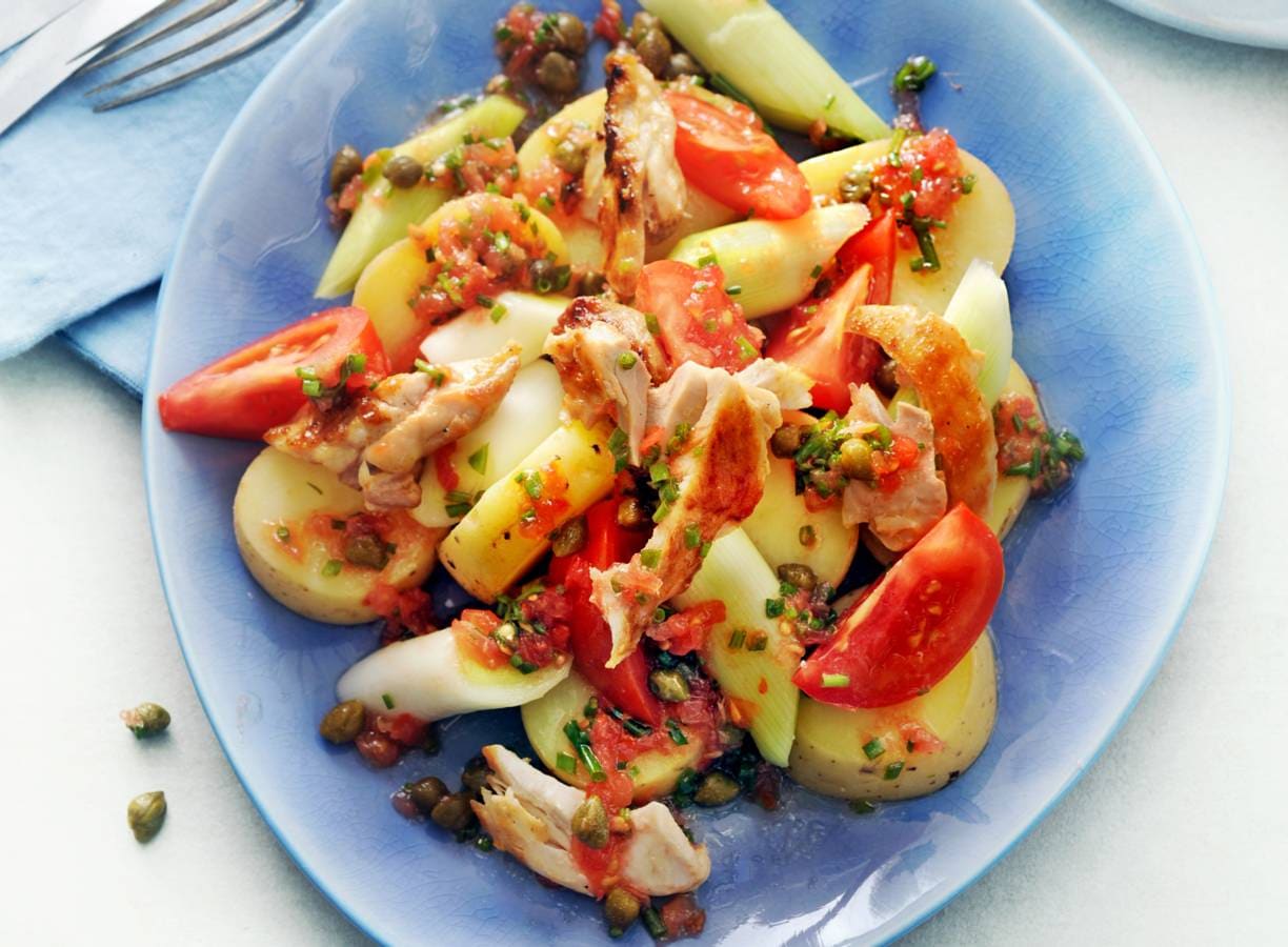 Prei met tomatendressing, gegrilde kip en aardappel