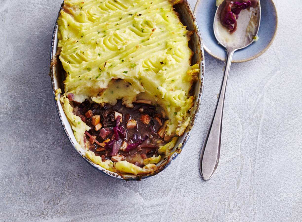 Rodekoolstoof met kip en aardappelpuree