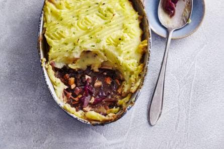 Rodekoolstoof met kip en aardappelpuree