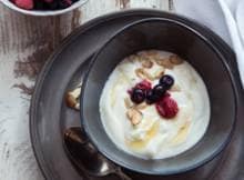 Zelf nieuwe yoghurt maken van oude yoghurt. Het kost even tijd, maar het resultaat is het wachten meer dan waard!