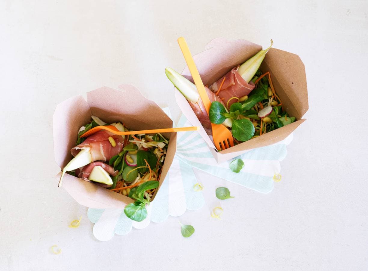 Salade van veldsla, peer en ham