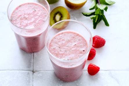 Smoothie met havermout, framboos en munt