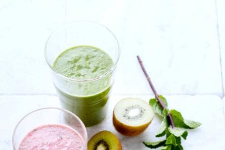 Smoot­hie met ki­wi, avo­ca­do, veld­sla en ba­si­li­cum